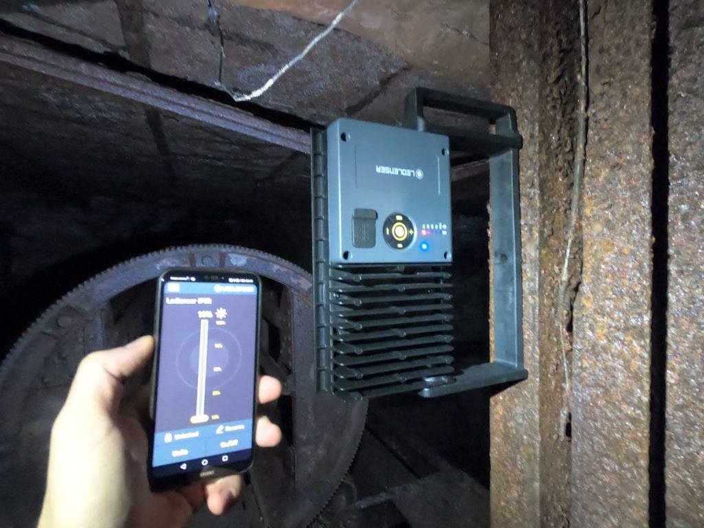 IF8R fixée sur un vestige métallique en mine