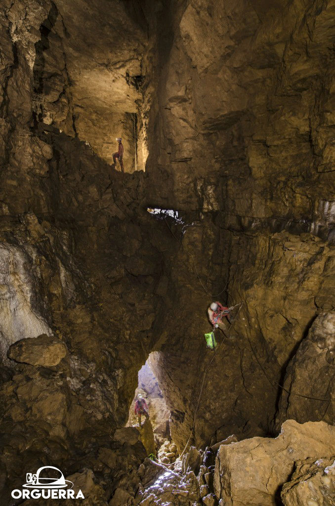 Photographie souterraine — éclairage indirect travaillé